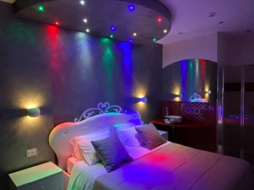 Suite with Hot Tub image 5