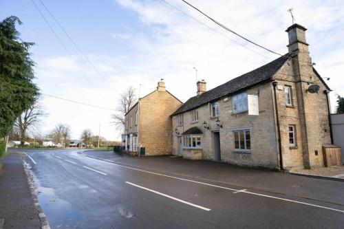 Impeccable 2-Bed Apartment in Chipping Norton - image 2