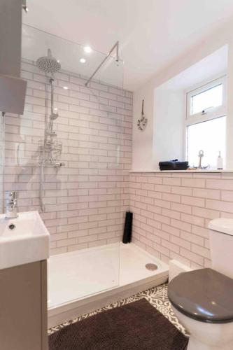 Impeccable 2-Bed Apartment in Chipping Norton - image 3
