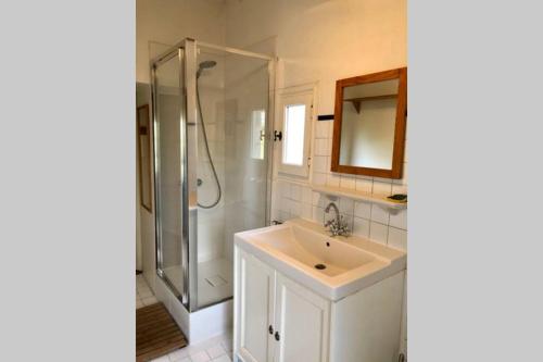 Bathroom, Maison de campagne avec piscine et vue panoramique in Bonneville-et-Saint-Avit-de-Fumadières