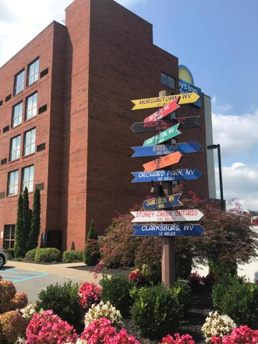 Days Inn & Suites by Wyndham Sutton Flatwoods in Sutton, USA