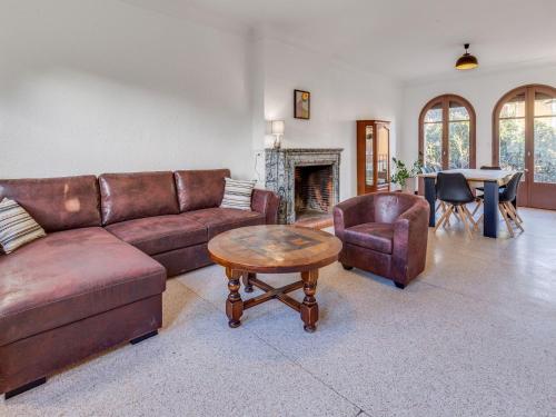 Alluring Holiday Home in Estagel with Private Pool