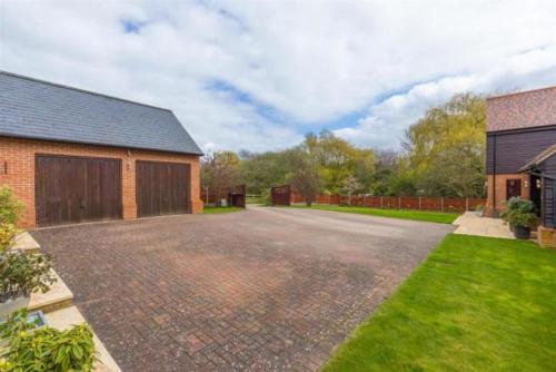 Thirlby Retreat (Sleeps 21) with Large Garden, Trampoline, Pool Table & Gym - Perfect for Contractor