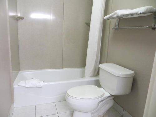 Super 8 by Wyndham Fort Myers - image 9