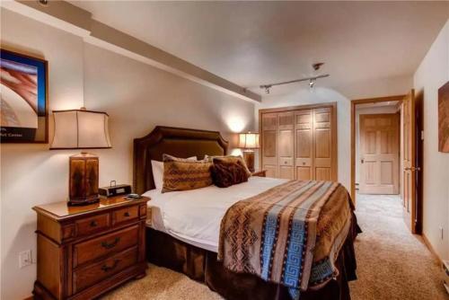 Vail Lion Square 2 Bed Gold - image 5