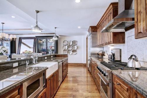 Platinum 2 Bedroom Vacation Rental In The Heart Of Vail That Includes Ski Valet, Ski Deck, Rooftop Pool, Panoramic Views thumb 2