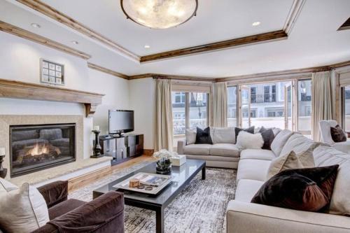 Platinum 2 Bedroom Vacation Rental In The Heart Of Vail That Includes Ski Valet, Ski Deck, Rooftop Pool, Panoramic Views thumb 3