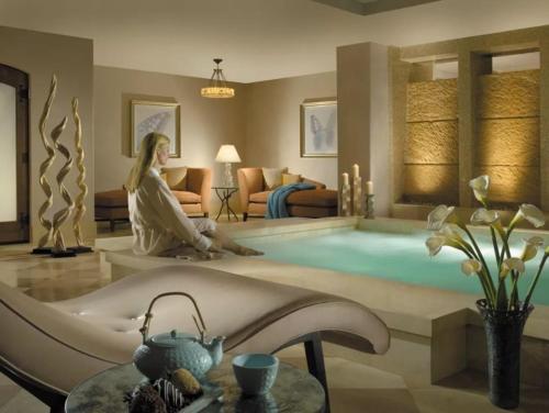 Platinum 2 Bedroom Vacation Rental In The Heart Of Vail That Includes Ski Valet, Ski Deck, Rooftop Pool, Panoramic Views detail