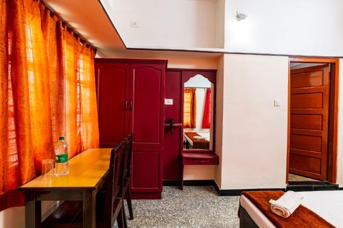 ANADIYIL LEELAKRISHNA INN – Cochin, NE