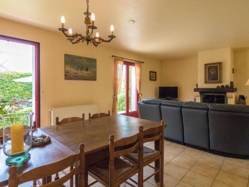 Rustic Holiday Home in Mayac with Private Pool and Terrace gîte à louer Les Maisons