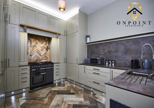 OnPoint Apartments-STUNNING Large House Near Centre With Bar! - main image