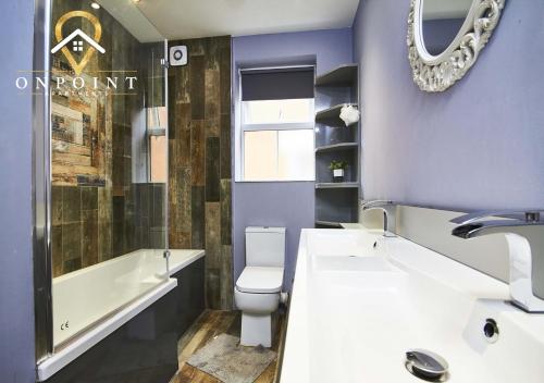 OnPoint Apartments-STUNNING Large House Near Centre With Bar! - image 14