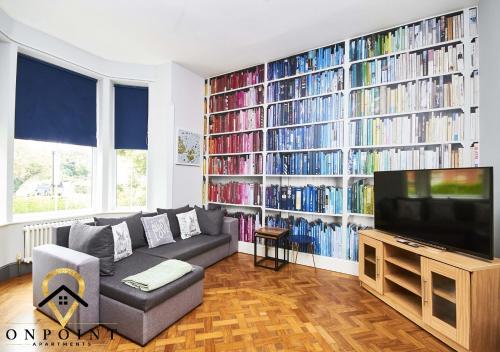 OnPoint Apartments-STUNNING Large House Near Centre With Bar! gîte à louer Chapeltown Railway Station