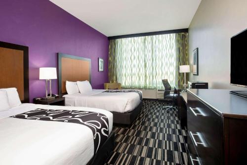 2 queen beds