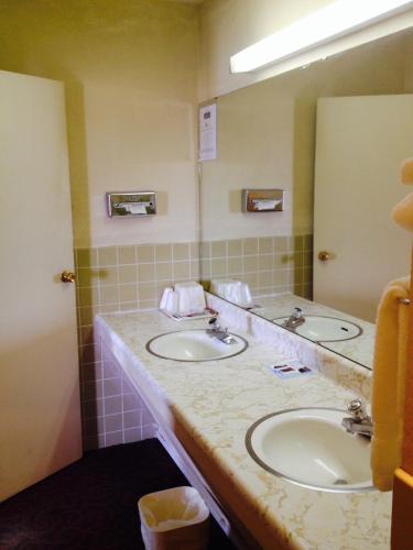 America's Best Inn and Suites Emporia - 화장실