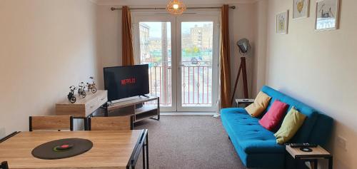 Garland Modern Apartment Tilbury with Parking - Tap to explore photos