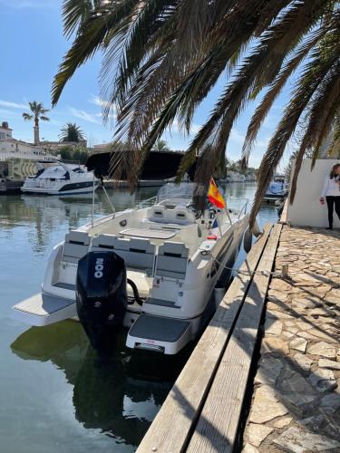 Maison sur canaux marina Empuriabrava avec 4 suites dont 1 suite balnéo Jacuzzi gîte à louer Figueres