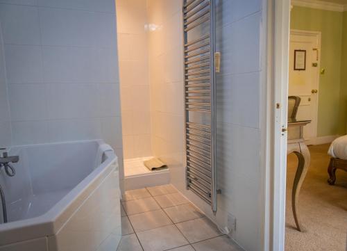 Koupelna, Findon Manor Hotel in Angmering