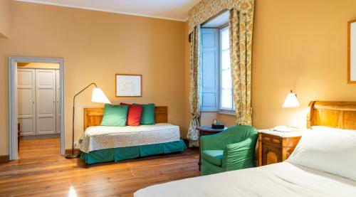 1 king bed, 1 twin bed