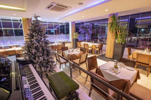 Restaurant, Hotel Omeya in Martil