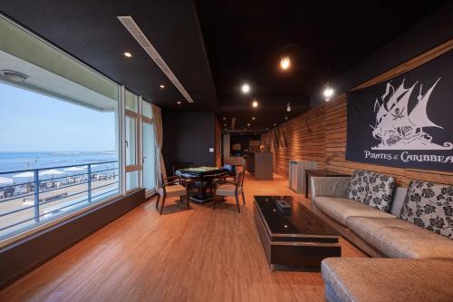 Ferry of Love Resort in Shimen Negyed