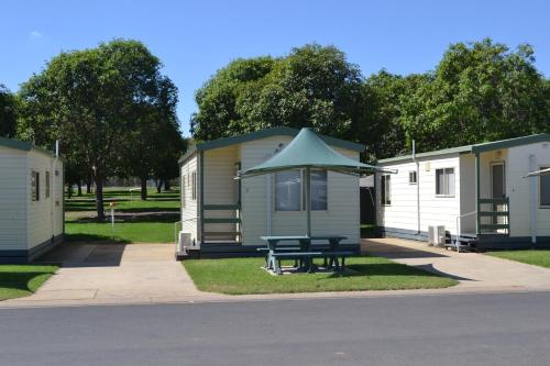 Yarrawonga Holiday Park Room Type - Deluxe Villa