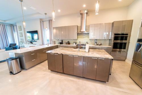 Luxury Bear's Den Home near Disney! Resort Access & Golf View 985JN
