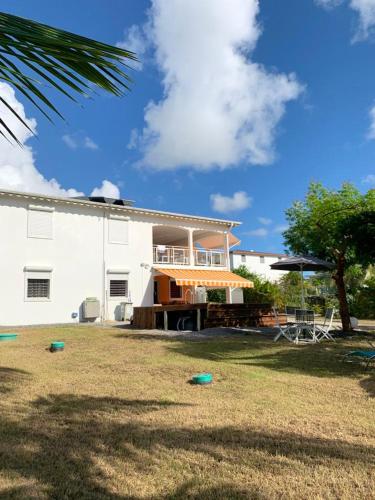 Maison de 2 chambres avec piscine privee jardin clos et wifi a Sainte Anne