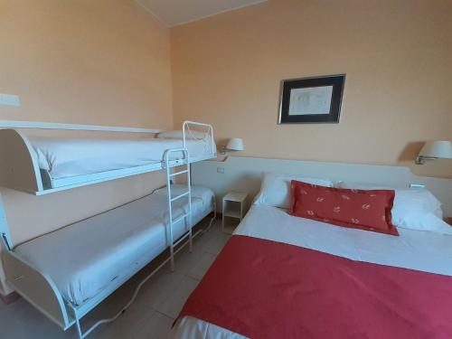 1 queen bed, 2 bunk beds