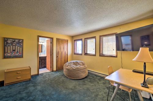 Primely Located Pad with View Less Than 1 Mi to Mt Snow - image 8