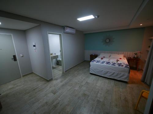 Deluxe Double Room with Sea View image 3