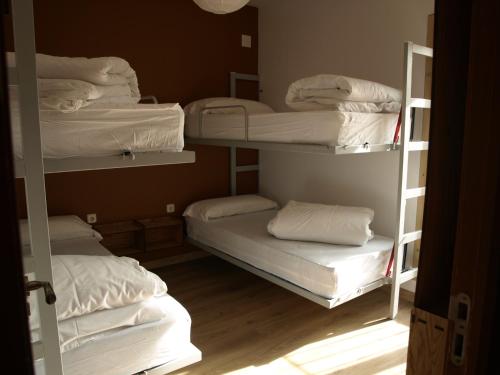 2 bunk beds