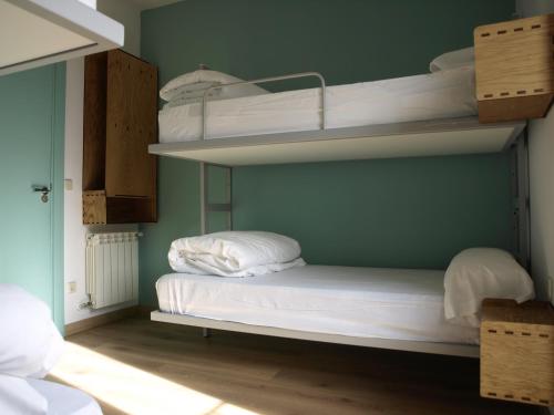 2 bunk beds