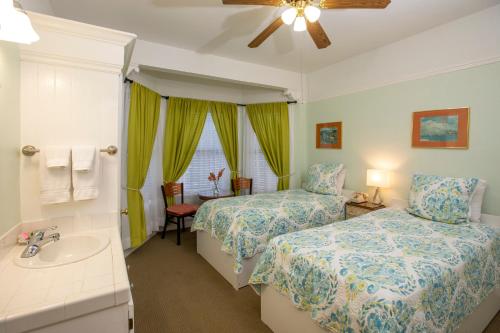 Twin Room with Shared Bathroom room in Hayes Valley Inn