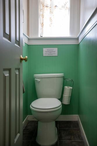 Quadruple Room with Shared Bathroom image 8