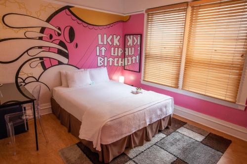 Queen Room with Shared Bathroom image 10