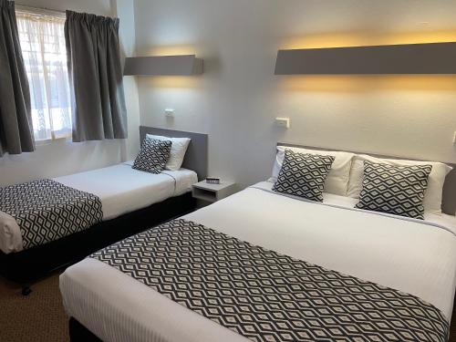 1 double bed, 1 twin bed