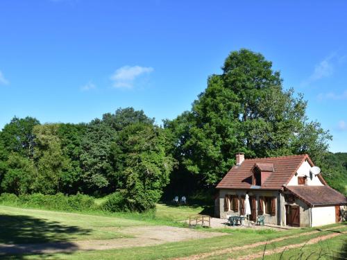 Pretty holiday home with garden near forest - Isenay