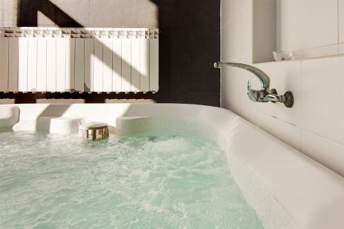 Pezsgőfürdő, El Palacete del Obispo in Quintanilla San Garcia