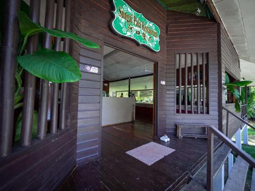 Restaurant, Benarat Lodge  in Mulu