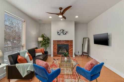 CozySuites Luxurious Townhome In Oak Lawn Amazing Rooftop - image 6