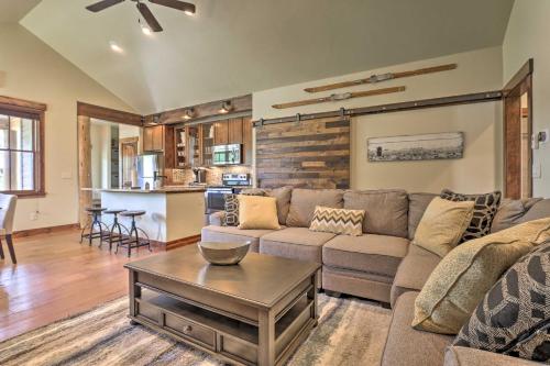 . Walk to Main St & Marina: Grand Lake Cabin!
