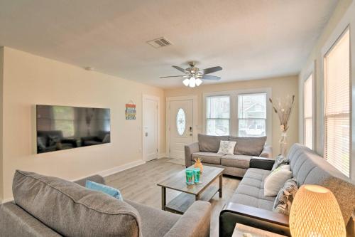 Colorful Bungalow Only half Mile to Pleasure Pier! - image 2