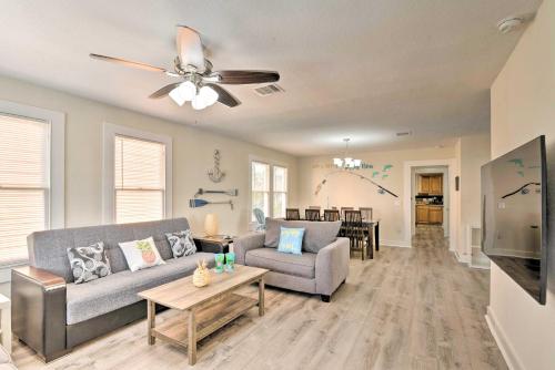 Colorful Bungalow Only half Mile to Pleasure Pier! - image 3