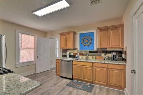Colorful Bungalow Only half Mile to Pleasure Pier! - image 9