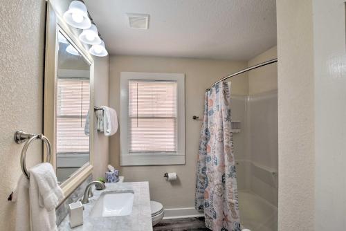 Colorful Bungalow Only half Mile to Pleasure Pier! - image 6