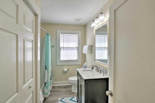 Colorful Bungalow Only half Mile to Pleasure Pier! - image 4