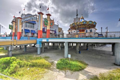 Colorful Bungalow Only half Mile to Pleasure Pier! - image 11