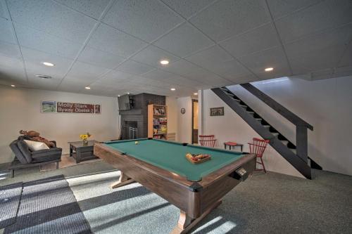 Cozy A-Frame Cabin with Pool Table 8 Mi to Mt Snow! in Wilmington, USA