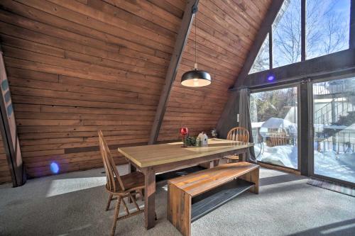 Cozy A-Frame Cabin w/ Pool Table: 8 Mi to Mt Snow! in Vilmingtona (VT)